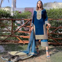 Pakistani Dresses Party Wear, Blue Velvet Shirt, Pakistani Dresses Party, Indian Closet, Egypt Jewelry, Heavy Dresses, Dresses Traditional