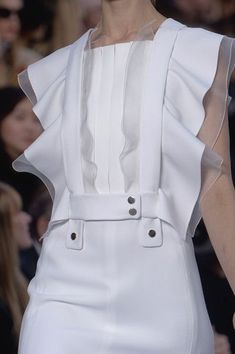 Fashion Week Dresses, Model Runway, Chloe Dress, Fashion Week 2018, Runway Dresses, Fashion Week Runway, Fashion Week Street Style, Fashion Mode, White Fashion