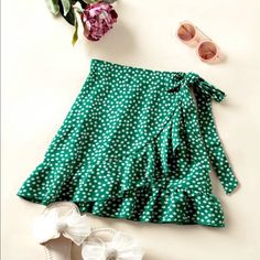 Nwot Floral Green Side Tie Skirt. Has Zipper And Elastic Waste-Band. Never Worn. Bow Shorts, Half Skirt, Floral Fit, Floral Print Skirt, Summer Fabrics, Green Skirt, Ruffle Skirt, Ditsy Floral, Asymmetrical Dress