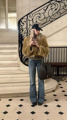 ig: stellaluciadeopito Fur Casual Outfit, Fur Earmuffs Outfit, Fur Coat And Jeans, Fur Coat Styling, Nyc Date Night Outfit Winter, Winter Fur Coat Outfit, Outfit With Fur Coat, Cropped Fur Jacket Outfit, Sheepskin Jacket Outfit