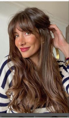 Stunning Brown Fall Hair Color Ideas - thepinkgoose.com Mom Hairstyles With Bangs, French Balayage, Future Hairstyles, Rambut Brunette, Summer Hair Highlights For Brunettes, Mom Hair, Highlights For Brunettes, Summer Hair Highlights