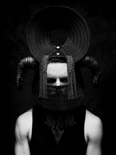 # daniel jung Eiko Ishioka, Feather Headpiece, Nordland, Foto Art, Estilo Punk, Avant Garde Fashion, Dark Beauty, Dark Fashion, Mode Inspiration