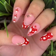 Clear Gel Polish Nail Designs, Drawing Nails Digital Art, Nail Inspo Mushroom, Mush Room Nails, Mushroom Inspired Nails, Mushrooms Nail Art, Mushroom Design Nails, Acrylic Nails Mushroom