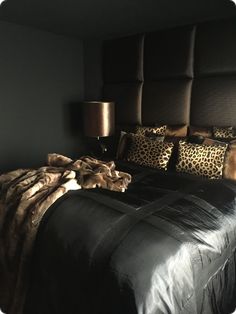 Modern Luxury Bedroom Dark, Luxury Bedroom Aesthetic, Dark Aesthetic Bedroom Ideas, Dark Luxury Bedroom, Dark Aesthetic Bedroom, Bedroom Aesthetic Dark, Cozy Bedroom Aesthetic, Dark Luxury