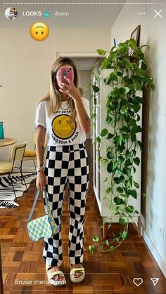 Fun Print Outfits, Colorful Fun Outfits Aesthetic, Bold Pants Outfit, Colorful Outfit Inspo Summer, Funky Retro Outfits, Creative Looks Outfit, Funky Summer Fashion, Creative Summer Outfits, Eclectic Outfits Summer