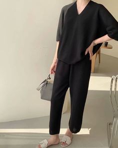 SKU：662208251557Fabric name: Knitted fabricsize: one sizeStyle type: temperamental commuterApplicable gender: femaleProduct Category: Leisure SuitsTop: Bust 114cm, Front Length 63, Back Length 69, Sleeve Length 39Pants: pants length 92 waist 64-90 (elastic waist) hip 100 Black Knitted Sweater For Loungewear, Trendy Black Sweater, Black Soft Knit Sweater For Loungewear, Casual Black Solid Color Sweater, Black Sweater For Spring, Black Spring Sweater, Black V-neck Sweater For Loungewear, Oversized Black Workwear Sweater, Oversized Black Sweater For Work