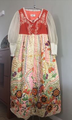 Very good Vintage Condition, lovely design + great color, unique and amazing piece!!!!! Saks fifth Avenue 60’s or 70’s dress with quilted skirt, Waist 16” Bust 19” flat (still More room for bust) Length 52.5" Dutch Folk Dress, 70’s Dresses Unique Vintage, Summer Folk Dress With Patchwork, Patchwork Clothes Fashion, Heirloom Crafts, 70s Patchwork Dress, Quilt Skirt, 70’s Dresses, Retro Cotton Patchwork Skirt