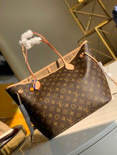 Size: Standard Size It comes with Dust box, Care manual, Tag, and Paper bag. Lv Neverfull, Vuitton Bag, Louis Vuitton Bag Neverfull, Lv Bag, Vuitton Handbags, Louis Vuitton Handbags, Crossbody Shoulder Bag, Tote Handbags, Louis Vuitton Monogram