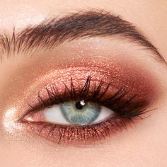 Eyeshadow palette with shimmering nude-pink, vivid rose and peachy bronze shades for Pillow Talk eyes to DAZZLE + DELIGHT! Sparkly Eye Makeup, Gold Eyeshadow Looks, Luxury Palette, Tutorial Eyeliner, Make Up Designs, Rose Gold Eyeshadow, Mekap Mata, Cat Eye Makeup