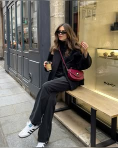 New York Outfits Fall Street Styles, Adidas Samba Outfit Women Winter, New York In December Outfits, New York Autumn Outfit, New York December Outfit, New York Fall Outfit, Burgundy Fall Outfits, Looks Adidas, Elegantes Outfit Damen