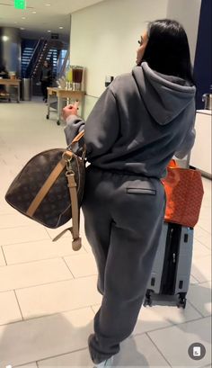 Jayda Wayda Airport Outfit, Airport Black Women, Air Port Outfit Black Women, Airport Asethic Pics, Hoodie Outfit Baddie, Soft Baddie Aesthetic, Winter Airport Outfit, The Soft Life, Airport Outfit Winter