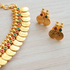 Traditional South Indian gold coin choker necklace and earring set for weddings. A classic must have, for a vintage jewelry fan.  A light weight Lakshmi Kasumala with Gold Plating and a unique embossed Lakshmi Kasu embellished with ruby and emerald look alike stones. Matches perfectly with a traditional saree, suitable for weddings or Indian festivals or Bollywood themed parties. Also used as dance jewelry for Indian classical dance performances like Bharatnatyam. ------------------------------- Bahubali Jewellery, Gold Coin Choker, Silver Coin Jewelry, Kasu Mala, Unique Gold Jewelry Designs, Coin Choker, Ethnic Dresses, Choker Necklace Designs, Diamond Mangalsutra