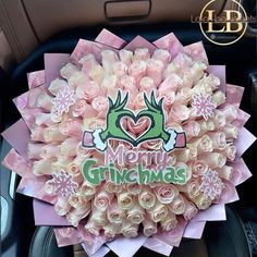 a bouquet of roses in the back seat of a car with merry grinmas written on it