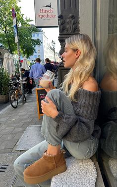 Skeleton Dress, Look Legging, Lantern Sleeve Sweater, Estilo Indie, Skandinavian Fashion, Uggs Outfit, Off Shoulder Fashion, Off Shoulder Sweater, Mode Inspo