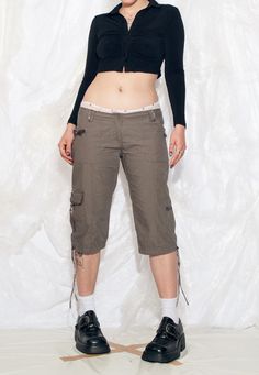 These Y2K vintage cargo pants are a sporty coquette dream. With their low-rise cut and grey hue, they're the blokecore wonder you never knew you needed. Features: - six pockets - zip closure - 100% cotton Every item we manage is cleaned and, when necessary, repaired, ensuring it arrives to you in top condition. Our model, Panna is 171 cm / 66.7" tall and she's a size S. Size: M / US 6 / UK 10 / IT 42 Other size info: Labelled size: 38 Measurements:  waist (seam to seam): 43 cm / 16.8" rise: 21 c Cargo Capris Outfit, Sporty Coquette, Capri Pants Outfits, Capri Outfits, Bermuda Pants, Capri Shorts, Outfits Y2k, Womens Capris, College Outfits