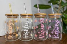 These cute customize glass would be the perfect gift idea! They could be a Christmas, birthday, anniversary, or a Mother's Day gift. They are perfect for any type of drink. Coffee lovers are obsessed with these! You can customized these cups by a name or design! Please select the color you would like the name to be! Spring Glass Cups, Can Glass Cup Design, Personalized Glass Cups, Custom Glass Cups, Vasos Aesthetic, Glass Cups With Vinyl, Glass Cup Design, Flower Glass Cup, Glass Straw Cup