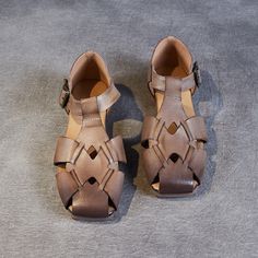 Geschlecht: Frau	Typ: Sandalen	Hauptmaterialien: Rindsleder	Innensohle: Mikrofaserleder, Latex	Sohle: Gummi	Verschlussart: Klettband	Stil: Alltag, Lässig, Retro	Jahreszeit: Sommer	Absatzhöhe: Niedrig (2 cm) Adjustable Leather T-strap Sandals With Buckle, Casual Brown T-strap Sandals With Buckle, Elegant Brown T-strap Sandals With Buckle Closure, Brown Leather T-strap Sandals With Woven Sole, Casual Brown T-strap Sandals With Buckle Closure, Woven Leather Sandals, Summer Heels, Leather Sandals Women, Dark Khaki