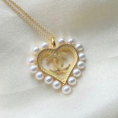 Famous Brand Inspired Heart Necklace and Premium Sea Shell Pearl. 18kGold Plated and Pearls. Available in thick 10 micron grams of real 18k gold plating. Tarnish resistant Jewelry. Size: Hypoallergenic and nickel free. Made in Brazil Chanel Pearl Necklace, Cc Necklace, Classic Chanel, Chanel Necklace, Chanel Pearls, Colombian Emeralds, Pink Quartz, Made In Brazil, Trendy Jewelry