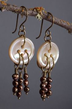 Diy Jewelry Earrings, Homemade Jewelry, Handmade Wire Jewelry, Button Jewelry, Funky Jewelry, Button Earrings, Fresh Water Pearl, Pearl Strands, Jewelry Patterns