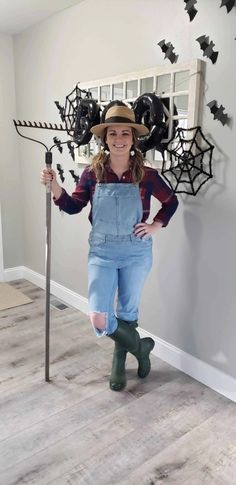 Easy Halloween Costume Ideas Straight from your Closet you Need to See this Year - Farmer Halloween Costume Woman, Overalls Costume Halloween, Overall Costume Ideas, Unique Diy Halloween Costumes, Farmer Halloween Costume, Farmer Halloween, Cheap Halloween Costumes Diy