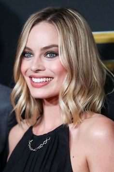 Short Hair Margot Robbie, Margot Robbie Mid Length Hair, Margot Robbie Short Hair, Classic Updo Hairstyles, Margot Robbie Hair, Italian Bob, Hair Spring, Finger Curls, Hollywood Makeup