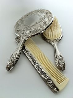 Royal Accessories Aesthetic, Dr Belongings, Vasos Vintage, Fantasy Inspo, Boar Bristle Brush, Vintage Hair Combs, Vintage Brush, Fame Dr, One Hair