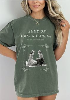 "This is a unisex sized comfort colors t-shirt with a literary design depicting Anne Of Green Gables. It is a high quality and durable material - famous for it's \"worn-in\" look and vintage inspired muted color options. This bookish t shirt is a great gift for the reader in your life.  SIZE UP 1-2 SIZES FOR A TRENDY, LOOSE FIT PLEASE NOTE This is a standard unisex size Comfort Colors T-shirt. For an oversized tee, please size up. If you're looking for an oversized t-shirt dress look, we recomme Anne Of Green Gables Shirt, Literary Style Short Sleeve Screen Print Tops, Screen Print Short Sleeve Tops, Literary Graphic Print Crew Neck T-shirt, Literary Style T-shirt With Letter Print And Crew Neck, Literary Letter Print Crew Neck T-shirt, Literary Relaxed Fit Crew Neck T-shirt, Literary Cotton Relaxed Fit T-shirt, Literary Style Cotton T-shirt With Relaxed Fit