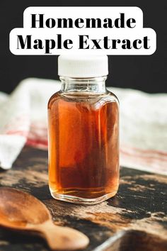 Bottle of homemade maple extract. Diy Flavored Extracts, Extract Recipes How To Make, Fruit Extracts Recipes, How To Make Flavored Extracts, Make Your Own Extracts, Homemade Maple Extract, How To Make Extracts, Homemade Extracts Christmas Gifts, Caramel Extract Recipes