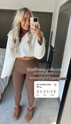 Thick Body Outfits Leggings, Light Brown Leggings Outfit, Mauve Leggings Outfit, Nude Leggings Outfit, Athletic Fall Outfits, Trendy Fall Outfits 2024, Tan Leggings Outfit, Fall Leggings Outfit, Movie Theater Outfit