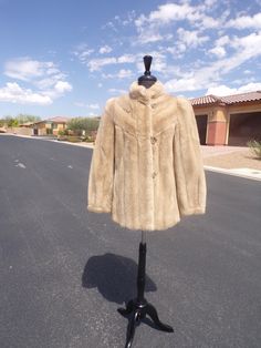 M (10) Grandella FAKE fur, FAUX fur, vegan fur imitation beige mink fur, hip-length coat jacket, E-U-C (#2601) EUC = excellent used condition A soft, beige, hip-length imitation MINK FAKE FUR ... FAUX FUR ... VEGAN FUR jacket coat ... with a pretty front design.  Surprisingly light-weight.  I don't normally sell fake fur items, but this is a very nice quality FAKE FUR.  A classic high collar and nicely crafted "pelts" really add class to this faux fur coat jacket.   The manufacturer has laid the Fitted Beige Fur Coat With Faux Fur Lining, Fitted Cream Fur Coat With Faux Fur Trim, Cream Fitted Fur Coat With Faux Fur Trim, Fitted Cream Faux Fur Coat, Beige Fur Coat With Faux Fur Trim, Vintage Beige Fur Coat, Vintage Mink Outerwear With Faux Fur Trim, Mink-colored Faux Fur Coat, Fitted Faux Fur Mink-colored Outerwear