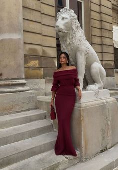 Pregnant Gowns Evening Dresses, Wine Red Evening Gown, Winter Long Dress Outfit, Long Dress Winter Outfit, Spoon Body Shape Outfits, November Birthday Outfit, Red Dress Winter, Maroon Dress Outfit, Romance Outfits