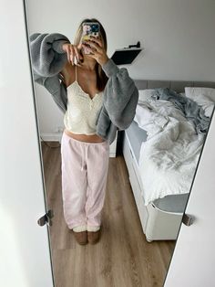 #outfits #outfitoftheday #outfitidea #fashion #trousers #style #comfy #tanktopoutfits #comfystyle #aestheticoutfit #aesthetic #mirror Casual Cosy Outfit, Leah Roberts, Loungewear Aesthetic, Pink Pinstripe, Sweat Gris, Outdoor Streetwear, Look Legging, Versatile Clothing, Summer Outfits 2024