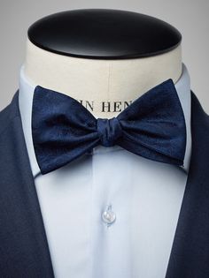 Formal bow ties – Formal bow tie made in Italy.
Either you buy a formal bow tie in the same color as your blazer, but perhaps in a shifting nuance. Thus, a tone-to-tone combination. Which is very neat. Or you go for a formal pre-tied bow tie in a contrasting, but soft, color that goes well with your suit. A formal bow ties in a darker nuance, have always been seen as more formal. Because of this, formal bow ties are ideal for weddings and dinners receptions but are also perfect with a suit at wo Dapper Blue Satin Bow, Classic Blue Bow Tie, Dapper Blue Bow For Black Tie Events, Classic Blue Suit And Bow Tie Accessories, Classic Blue Bow Tie And Suit Accessories, Blue Bow Tie For Business, Blue Bow Ties For Business, Classic Blue Satin Bow Tie, Blue Bow Tie Back For Business