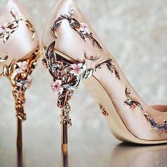 Pretty sure Zan is wearing this pair of shoes to the ball in Remnants, Shifter Chronicles Book Two. #shiftersanctuary #amwriting #fantasy #yabooks Kasut Pengantin Perempuan, Kasut Kahwin, Kasut Tumit Tinggi, Fun Wedding Shoes, Flower Heels, Wedding Shoes Heels, Wedding Dress Shoes