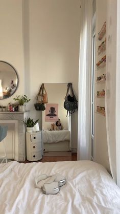 Cute Aesthetic Rooms, Aesthetic Items, Dream House Rooms, Dream Room Inspiration, Room Makeover Bedroom, Room Makeover Inspiration