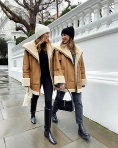 Ski Style Women, Beige Leather Jacket Outfit, Winter Outfit Guide, Shearling Jacket Outfit, Madrid Outfits, Beige Leather Jacket, Winter Jacket Outfits, Shearling Jacket Women, Jacket Outfit Women