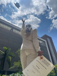 graduation outfit idea: white suit set women Graduate Vision Board Pictures, Vision Board Graduation College, Graduacion Aesthetic, Vision Board Graduation, Pictures For Graduation, Graduation Inspo Pics, Doctorate Graduation Pictures, Creative Graduation Pictures, Outfit Graduacion