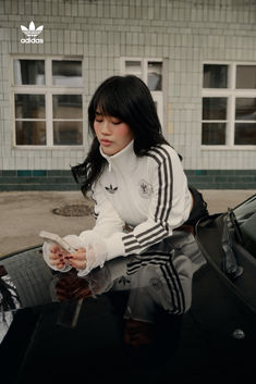 adidas Originals hits the road in style: Where asphalt meets fashion, every journey becomes a runway of elegance. From the accelerator to the destination, the car echoes the timeless beats of vintage vibes, making every drive a stylish adventure. Adidas Originals Outfit, Adidas Campaign, Adidas Vintage Jacket, Adidas Street Style, Adidas Originals Jacket, Adidas Ad, Outfit Inso, Look Adidas, Fit Lifestyle