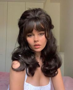 1500 Hairstyles Woman, Nyfw Hairstyles, Footloose Hair, Decade Hairstyles, 60s Street Style, 60s Bangs, 1960s Hair And Makeup, 1970s Makeup, 60s Glam