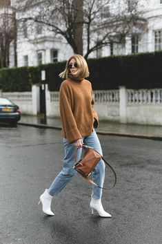 Emma Hill, Brown Jumper, Jeans Trend, Boots Outfit Ankle, Spring Trends Outfits, White Ankle Boots, Booties Outfit, Oversize Pullover