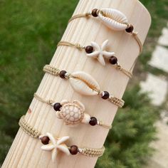 Babsi Band | Geknüpft oder Ungeknüpft wie ist es euch lieber? 🤷🏽‍♀️ Diese Bändchen zuehen demnächst im Shop ein. 🙋🏽‍♀️ | Instagram Bracelets Seashell, Handmade Shell Bracelets, Beachy Style, Crochet Friendship Bracelets, Ocean-inspired Shell Bracelets For Beach Season, Adjustable Shell Bracelets With Ocean-inspired Style, Bohemian Shell-shaped Beaded Bracelets For Beach, Shell Turtle, Wire Jewelry Earrings