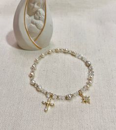 Dies ist ein wunderschönes zierliches Süßwasserperle Gold Rosenkranz Armband. Größe/Maße/Gewicht: 4mm Süßwasserperle 3mm Swarovski-Kristall - Mondlicht 4mm Swarovski-Kristall - Mondlicht 2mm großen Goldkugel CZ Goldkreuz Cz Gold Stern 925erSilber Perlenkappe Dies ist das große Geschenk für Ihre Liebsten in besonderen Tag. Es hat ein schlankes und vielseitiges Design, das zu jedem Schmuck passt, den Sie besitzen. Wenn Sie Fragen haben, können Sie mich gerne jederzeit kontaktieren. Vielen Dank Ein Rosary Design, Bracelet Materials, Gold Rosary, Rosary Bracelet, Birthstone Bracelet, Blessed Day, Birthstone Bracelets, Bridal Bracelet, Cross Bracelet