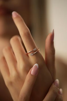 Our stylish and unique arrow ring will bring a touch of luxury and elegance when worn. This arrow ring will be your new favorite daily piece and it can be worn for any occasion. Hypo-allergenic, lightweight and minimalist.  This jewelry would also make a perfect gift for women 💖🎁 💫The size is adjustable and it fits all your fingers, just press or extend from the sides. 💫Listing is for 1 ring. Wear it alone or as part of a stack. 💎 It is made of 925 Sterling Silver and plated with 14K Rose G Personalized Best Friend Gifts, Lucky Charm Necklace, Rose Gold Plated Ring, Arrow Ring, Pattern Ring, Dainty Gold Necklace, Graduation Gifts For Her, Clover Necklace, Ring Minimalist