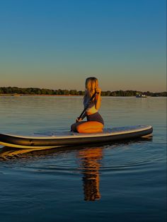 Paddle boarding during sunset Paddle Boarding Outfit, Board Outfit, Summer Outfits Casual, Beach Shoot, Paddle Board, Casual Summer Outfit