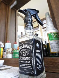 Natural Hair Spray, Barbershop Design, Vintage Barber, Barber Shop Decor, Barber Tools, Salon Suites, Jack Daniels Whiskey, Barber Chair, Barber Life