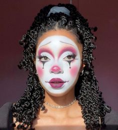 Clown Stage Makeup, Pretty Halloween Face Makeup, Beauty Clown Makeup, Old Fashioned Clown Makeup, Clown Makeup Brown Skin, Clown Makeup Pierrot, Jester Make Up Halloween, Sweet Clown Makeup, Clown Face Ideas