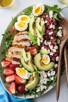 Enjoy a fresh, flavorful Cobb salad with herb-rubbed chicken! 🥗🍗 Packed with crunchy veggies, creamy avocado, and protein-rich chicken, this healthy salad is perfect for lunch or dinner. #SaladRecipes #HealthyEating