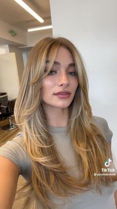 Long hairstyle with face framing layers 90s Haircuts, Blonde Hair Inspiration, Blonde Hair Looks, Long Hair With Bangs, Long Blonde