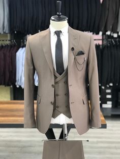 Brown Single Breasted Business Sets, Brown Suit With Pockets And Suit Collar, Winter Business Sets With Pockets, Business Sets With Pockets For Winter, Tailored Brown Suits With Pockets, Brown Tailored Suits With Pockets, Classic Business Sets For Winter, Brown Business Suit For Winter, Winter Business Sets With Suit Collar