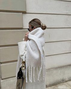 *Not my photo* #outfitideas #falloutfits #falloutfits2023 #outit #modaautunnale #outfitsinvierno #outfitscasuales #outfitinspirationen #fallfashion #outfitideen #autumnoutfit #höststil White Scarf Outfit, Winter Mode Outfits, Fuzzy Scarf, Skandinavian Fashion, Scarf Outfit, Chunky Scarves, Cold Outfits, Mode Casual, Mode Inspo